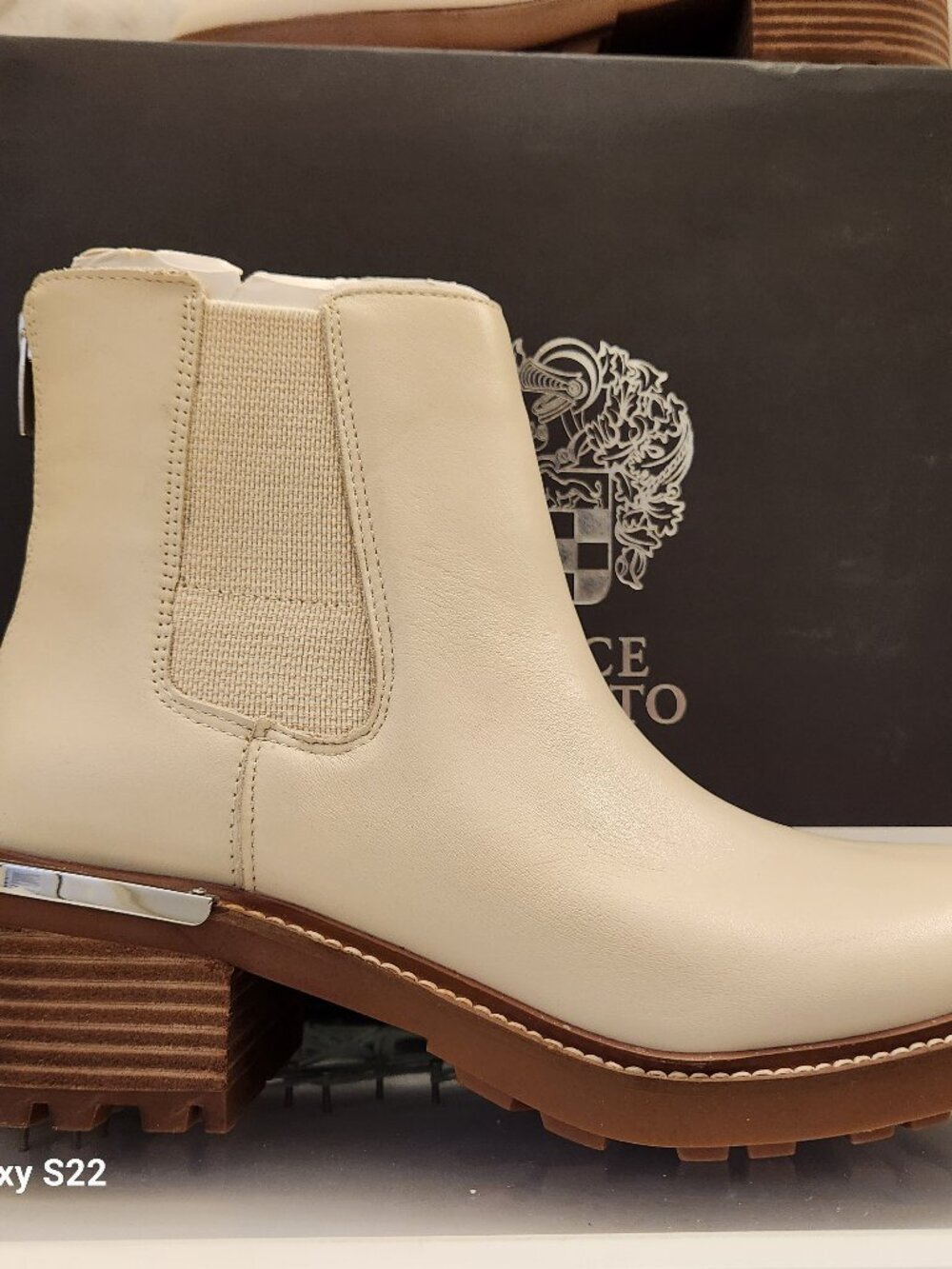 Vince Camuto Leather " Kelivena" New Cream Booties. NIB. Size 8.5 Wide
